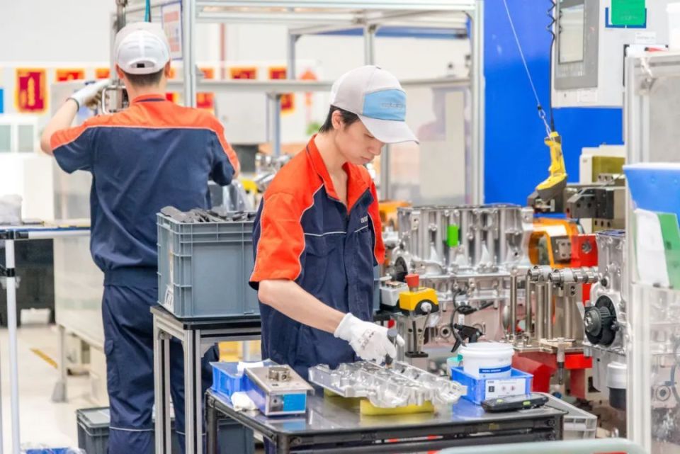 吉利動力臺州灣新區工廠第100萬臺2.0TD發動機下線