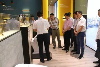 臺(tái)州政協(xié)秘書長(zhǎng)李昌道攜政協(xié)蕪湖市委員會(huì)秘書長(zhǎng)李祎茂一同參觀視察西馬工廠